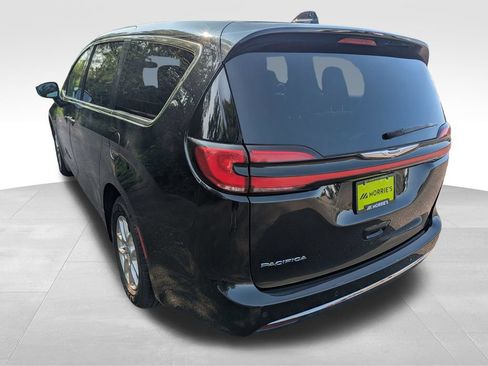 Used 2023 Chrysler Pacifica Touring-L FWD image 4