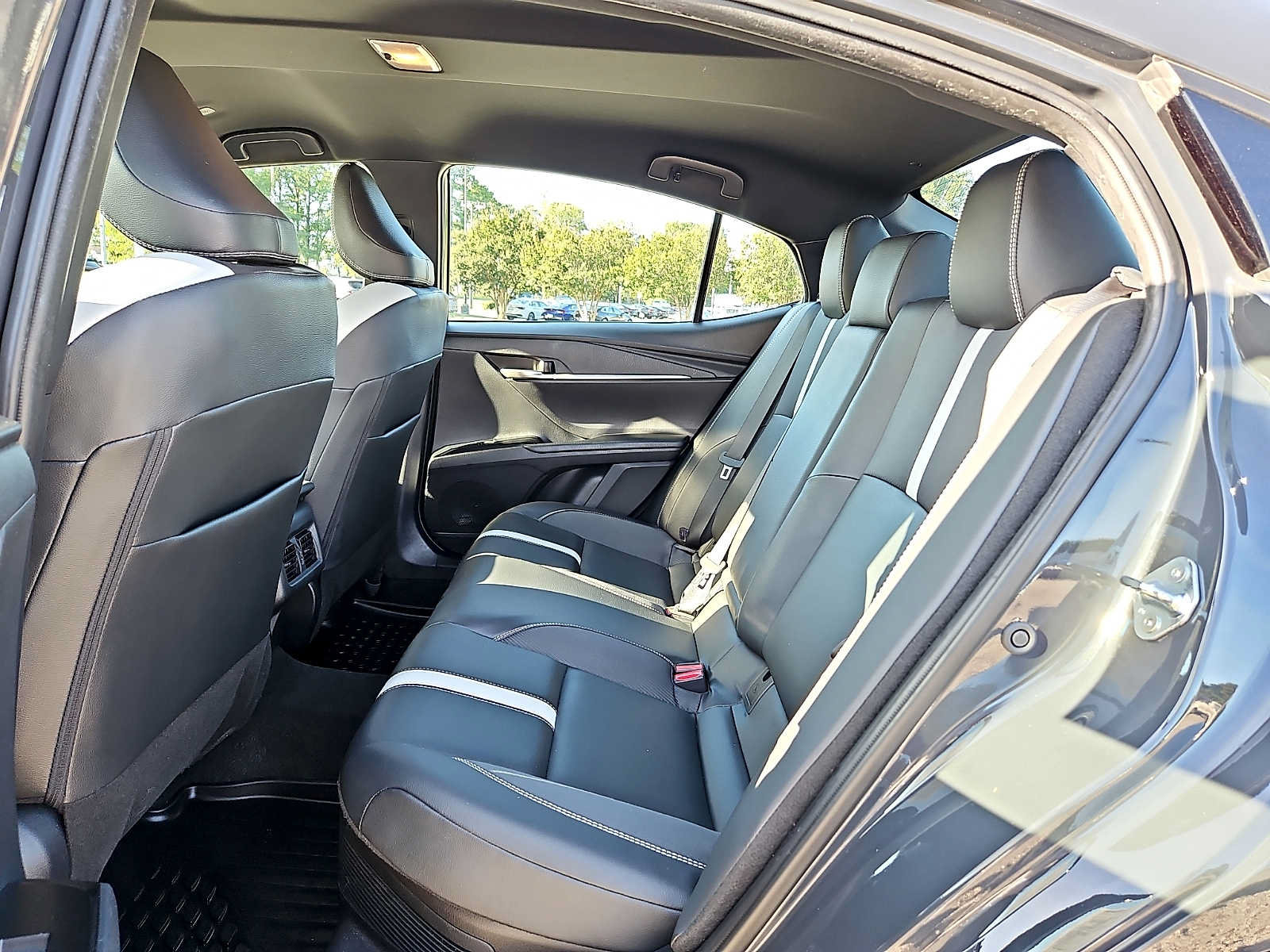 Used 2025 Toyota Camry SE w/ Convenience Package FWD image 10