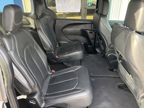 Used 2018 Chrysler Pacifica Touring-L w/ Premium Audio Group image 12