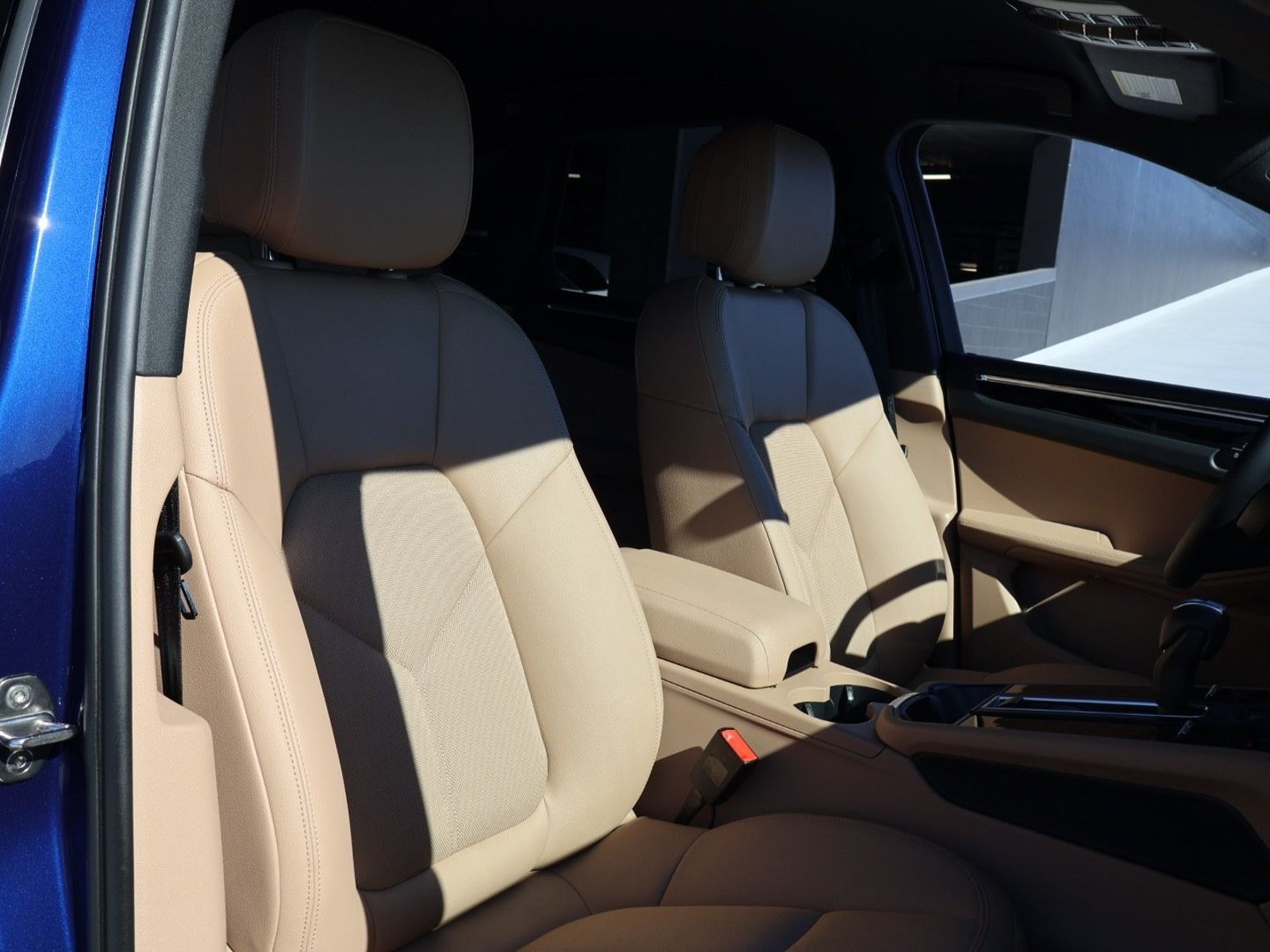 Certified 2025 Porsche Macan AWD/4WD image 23