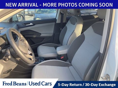 Used 2022 Volkswagen Taos SE w/ Panoramic Sunroof Package image 9