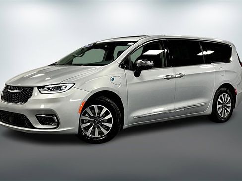 Used 2023 Chrysler Pacifica Limited image 3