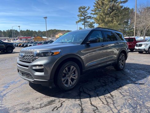 Used 2023 Ford Explorer XLT w/ Equipment Group 202A image 3