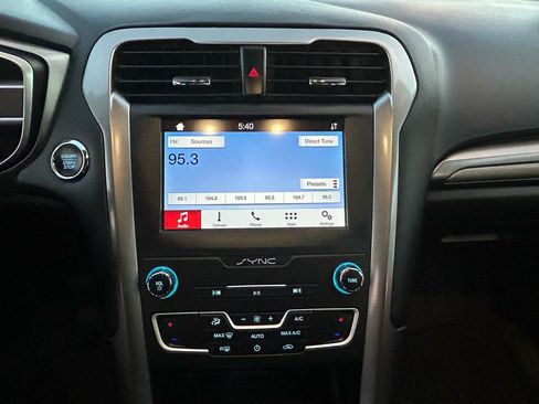 Used 2019 Ford Fusion SE image 16