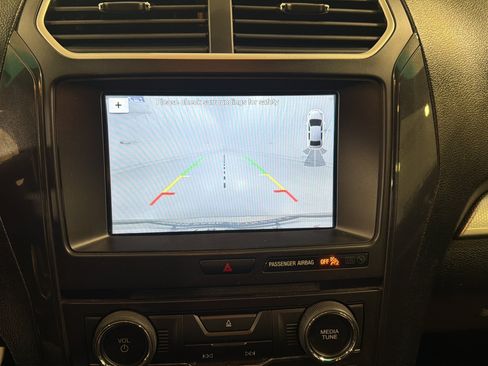 Used 2017 Ford Explorer XLT w/ Equipment Group 201A FWD image 34