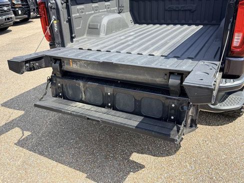 Used 2024 GMC Sierra 1500 AT4 w/ Technology Package AWD/4WD image 18