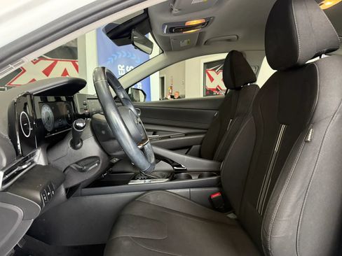 Used 2022 Hyundai Elantra SEL w/ Convenience Package FWD image 8