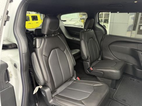 New 2027 Chrysler Pacifica LX FWD image 7