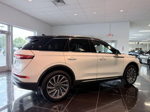 Used 2023 Lincoln Corsair Reserve AWD/4WD image 5