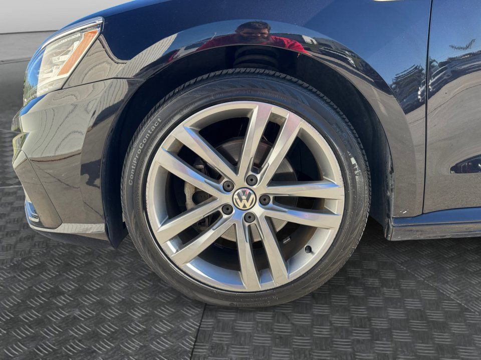 Used 2018 Volkswagen Passat 2.0T R-Line w/ R-Line Lighting Package FWD image 27