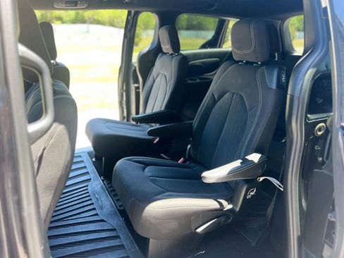 Used 2018 Chrysler Pacifica Touring Plus w/ S Appearance Package FWD image 9