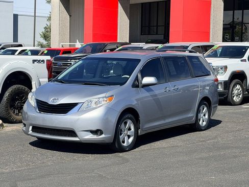 Used 2012 Toyota Sienna LE image 27