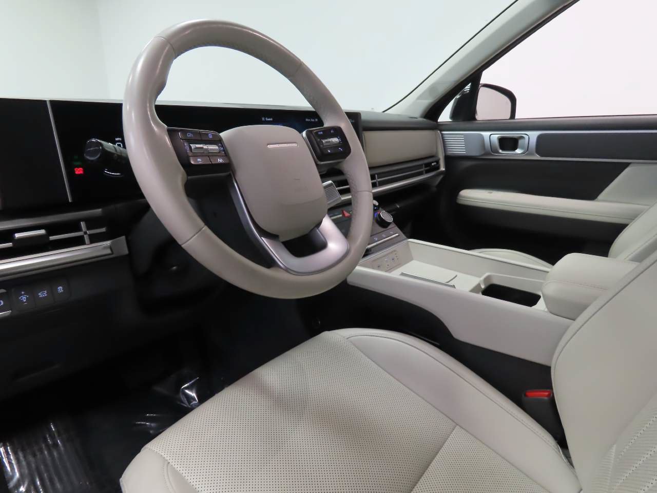 Used 2025 Hyundai Santa Fe SEL FWD image 9