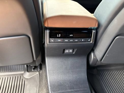 Used 2025 Lexus GX 550 w/ Accessory Package (2T) AWD/4WD image 19