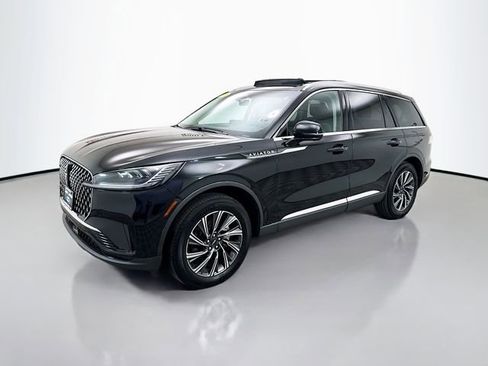 Used 2025 Lincoln Aviator AWD image 3