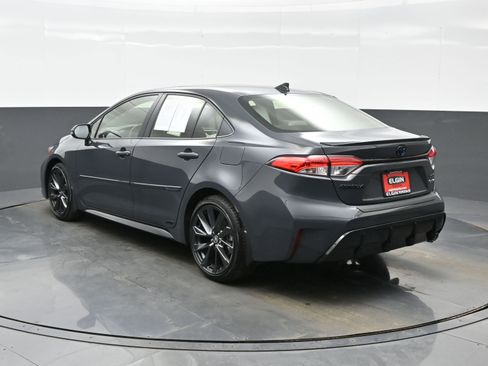 Used 2025 Toyota Corolla SE w/ SE Premium Package image 4