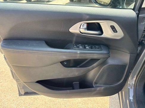 Used 2023 Chrysler Pacifica Limited w/ S Appearance Package FWD image 19
