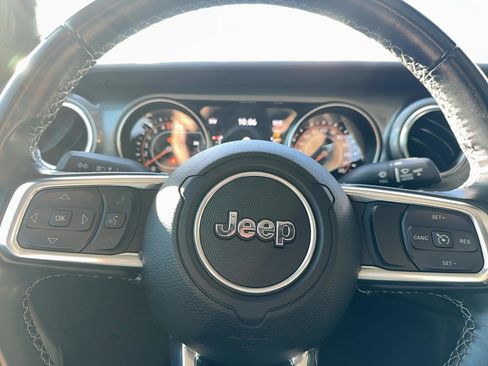 Used 2022 Jeep Gladiator Overland image 16