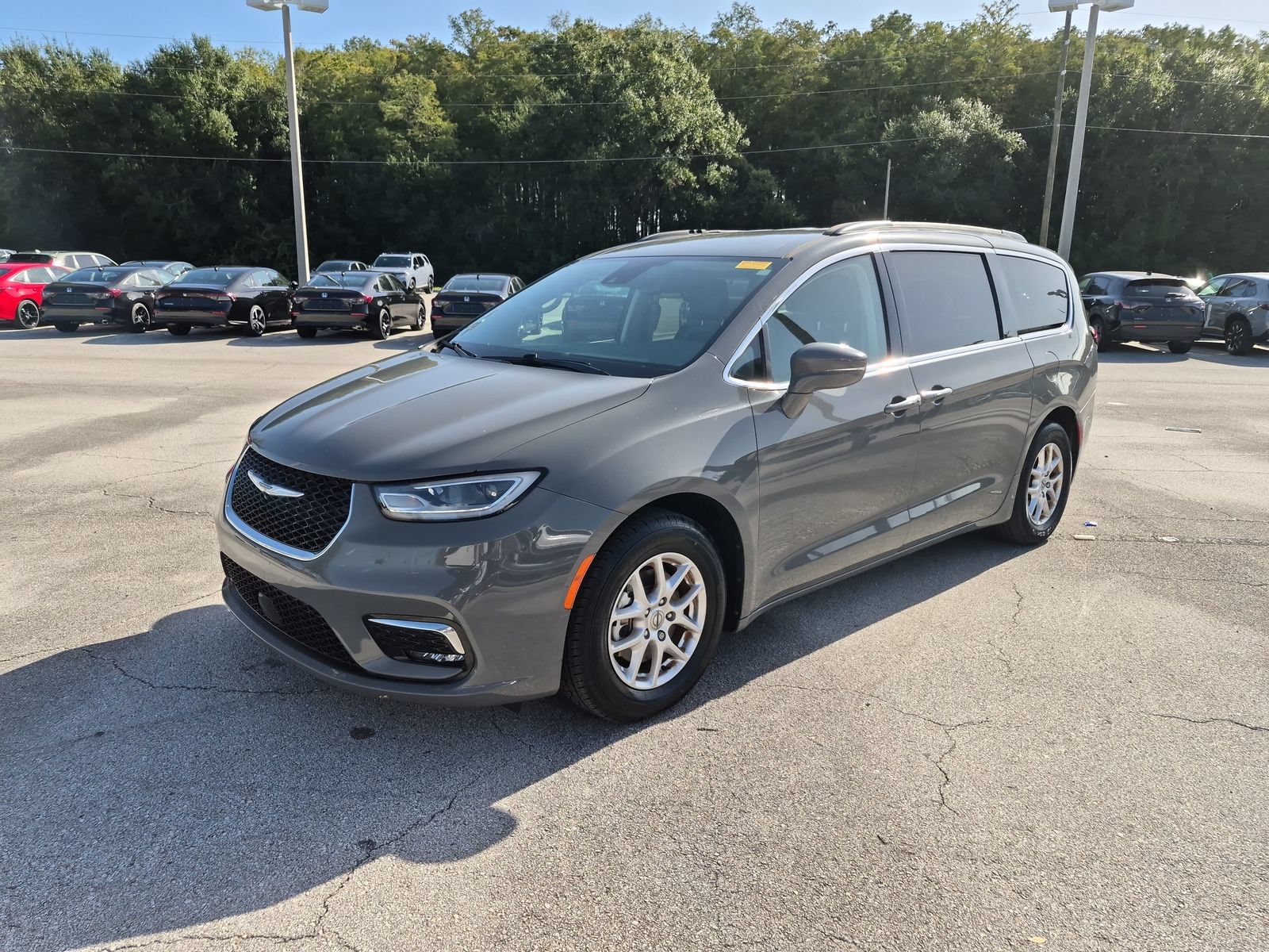 Used 2022 Chrysler Pacifica Touring-L FWD image 1