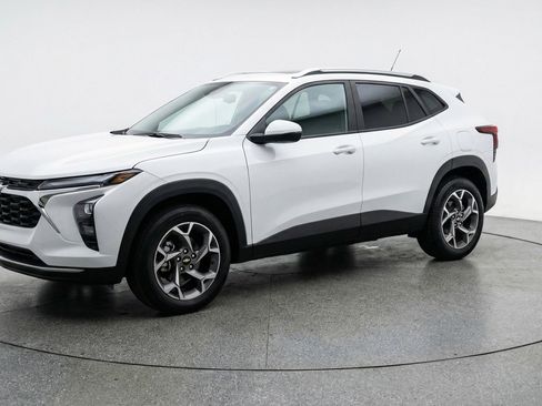 Used 2025 Chevrolet Trax LT FWD image 3
