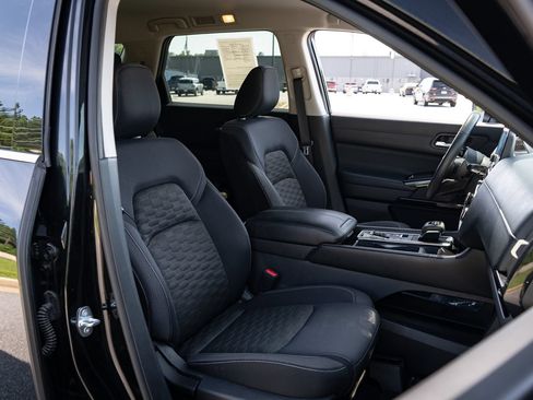 Used 2022 Nissan Pathfinder SV FWD image 23