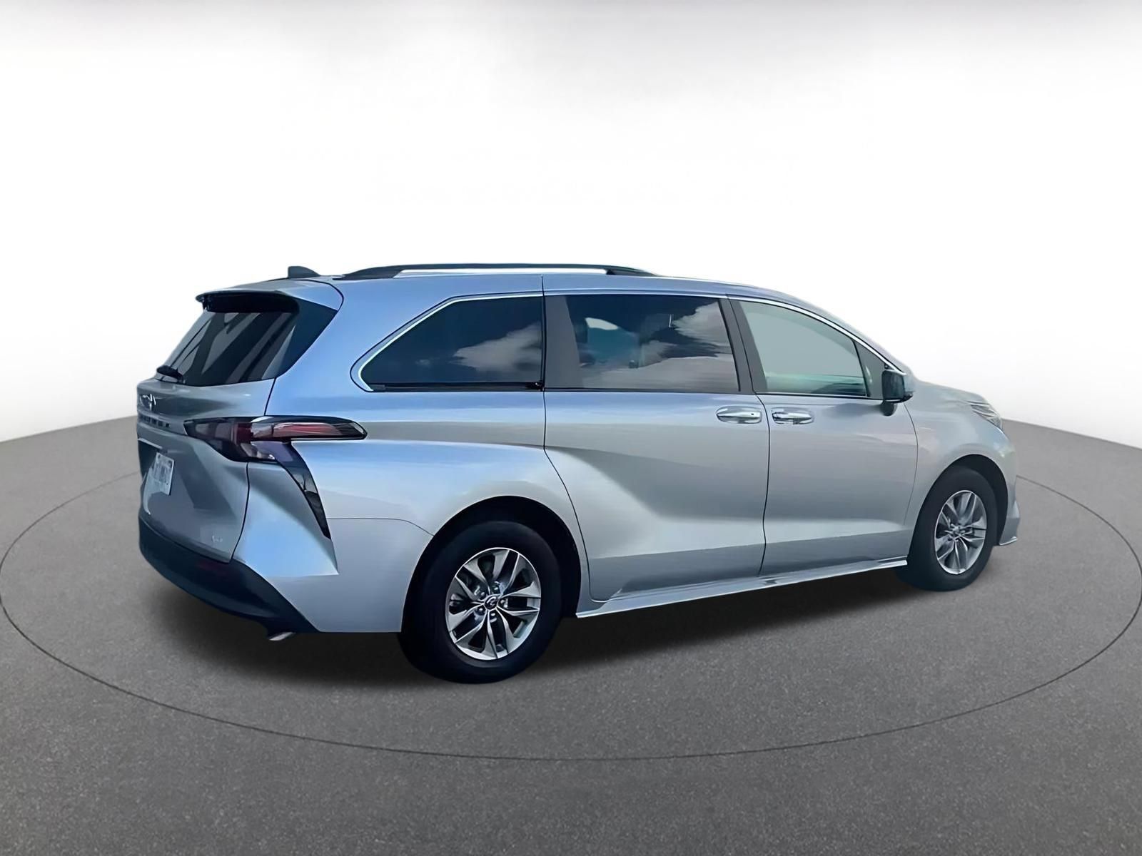 Used 2025 Toyota Sienna XLE FWD image 13