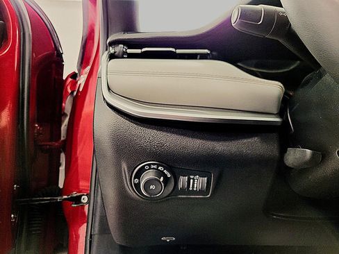 Used 2025 Jeep Compass Limited image 10