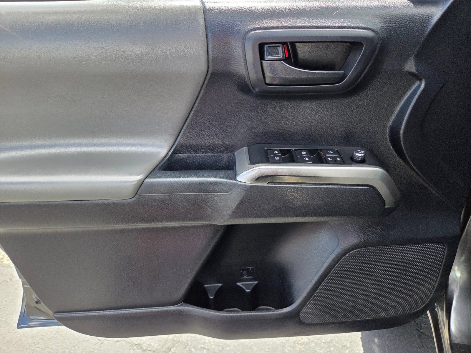 Used 2018 Toyota Tacoma SR5 RWD image 17