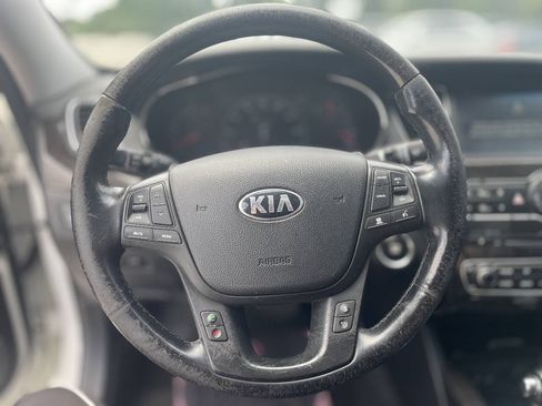 Used 2015 Kia Cadenza Premium w/ Technology Package FWD image 13