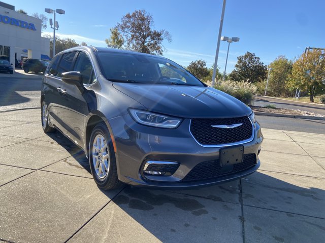 Used 2023 Chrysler Pacifica Touring-L FWD image 2