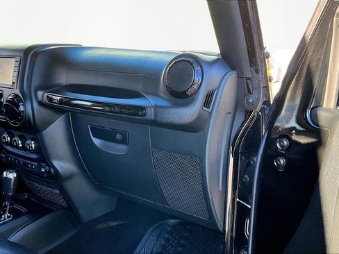 Used 2017 Jeep Wrangler Unlimited Sahara image 18