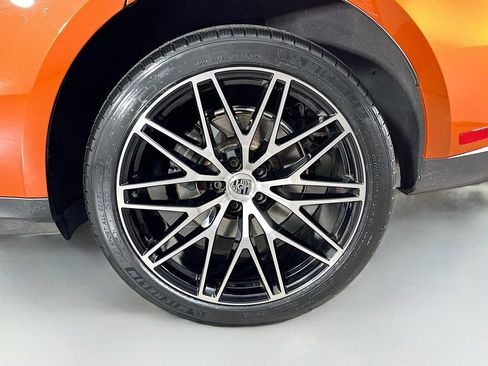Certified 2023 Porsche Macan AWD/4WD image 33