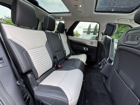 Used 2025 Land Rover Discovery Metropolitan Edition AWD/4WD image 24
