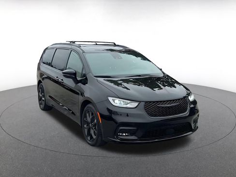 Used 2025 Chrysler Pacifica Limited FWD image 3