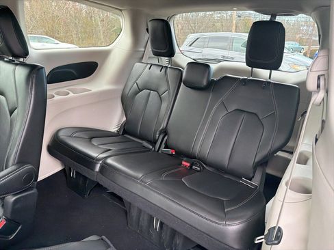 Used 2024 Chrysler Pacifica Touring-L image 11