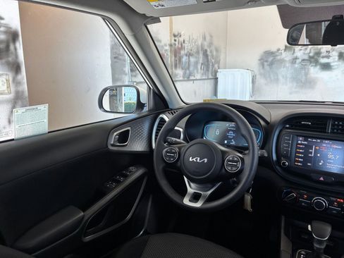 Used 2025 Kia Soul LX w/ LX Technology Package image 32