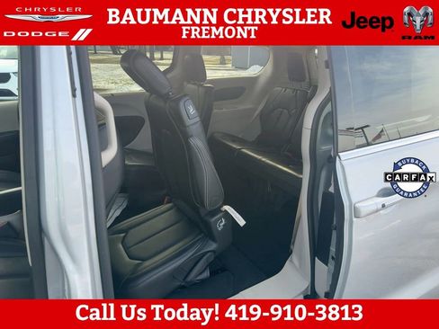Used 2024 Chrysler Pacifica Touring-L image 18