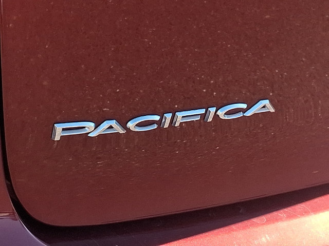 Used 2017 Chrysler Pacifica Touring-L FWD image 4