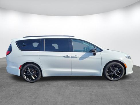 Used 2025 Chrysler Pacifica Limited FWD image 2