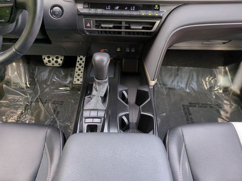 Used 2025 Toyota Camry SE w/ Convenience Package FWD image 18