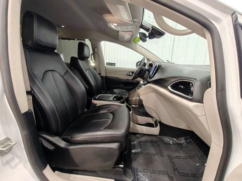 Used 2024 Chrysler Pacifica Touring-L FWD image 22