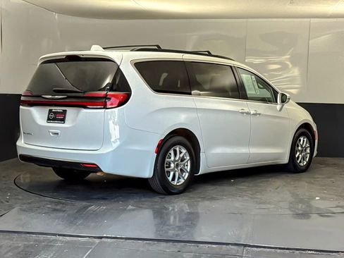 Used 2022 Chrysler Pacifica Touring-L FWD image 3