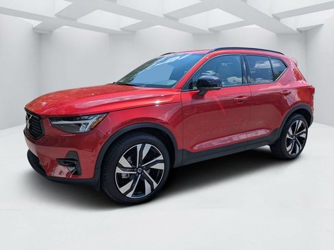 Used 2025 Volvo XC40 B5 Plus AWD/4WD image 6