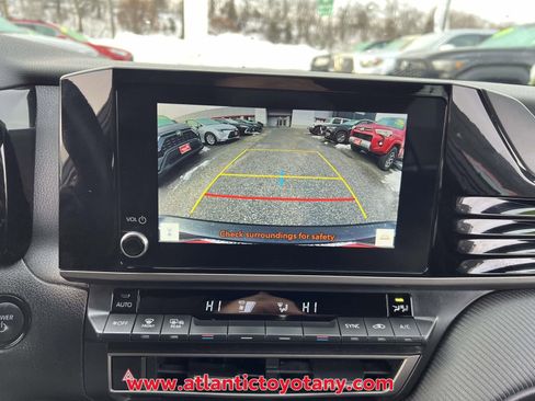 Used 2025 Toyota Camry SE image 9