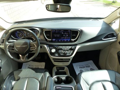 Used 2024 Chrysler Pacifica Touring-L FWD image 21