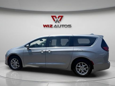 Used 2020 Chrysler Pacifica Touring w/ Advanced Safetytec Group FWD image 2