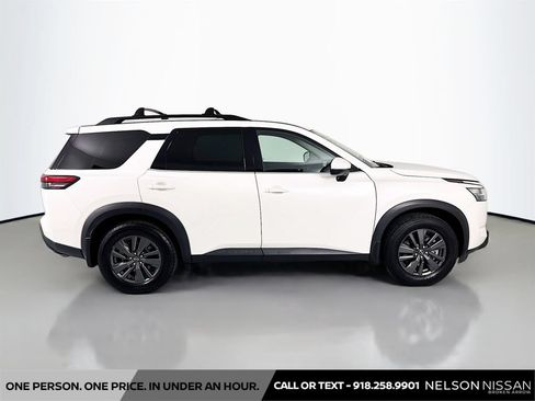 Used 2022 Nissan Pathfinder SV FWD image 4