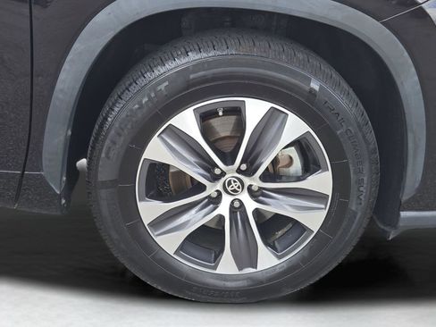 Used 2022 Toyota Highlander XLE image 6