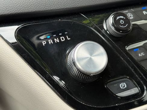 Used 2024 Chrysler Pacifica Touring-L FWD image 18