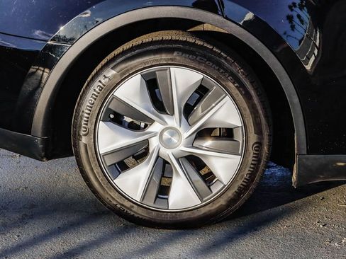 Used 2024 Tesla Model Y 2WD image 11